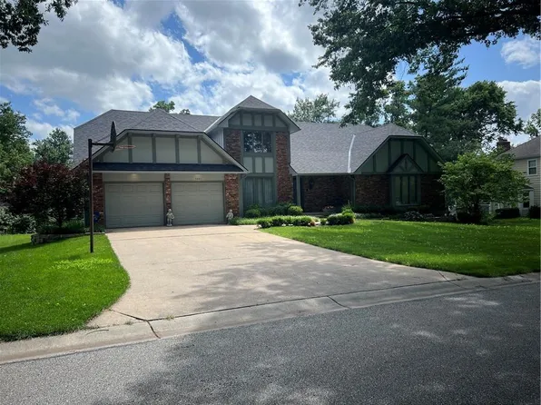 5001 W 112th St, Leawood, KS 66211