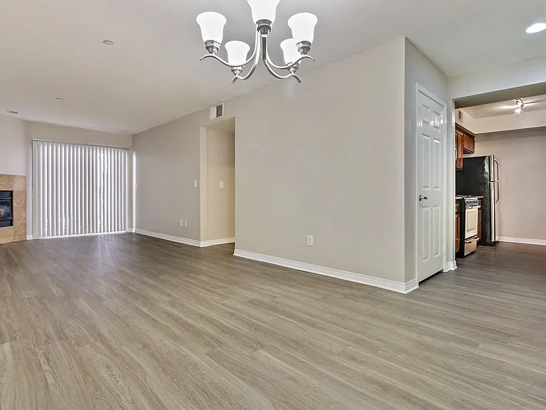 821 Wilcox Ave — Photo 4