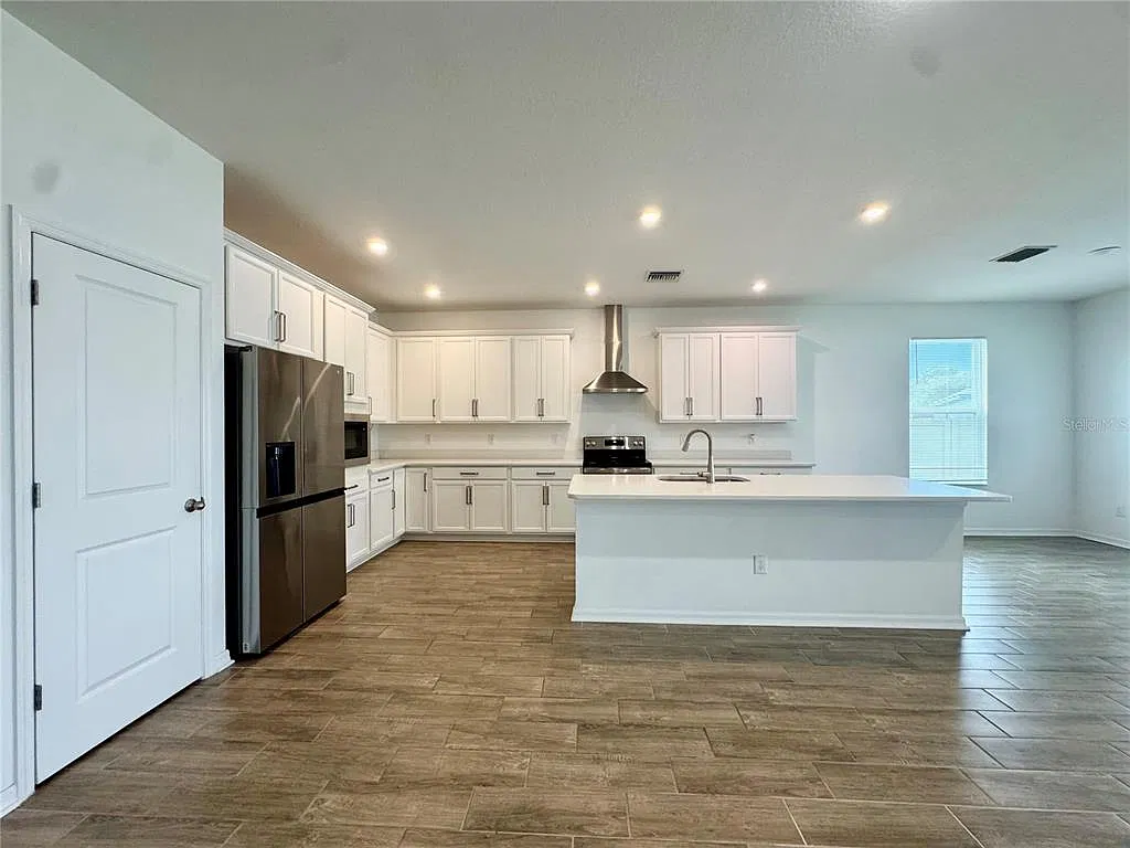 4 bed, 2.0 bath, 2004 sqft, $2,150 — Photo 4