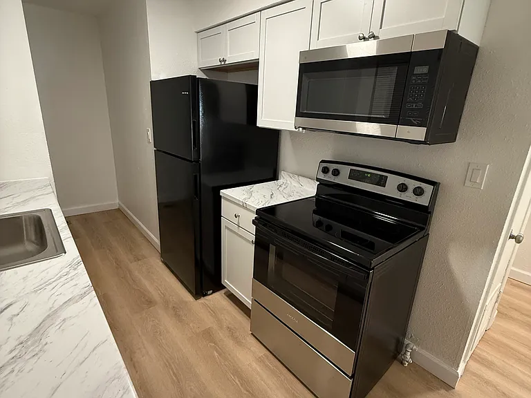 1420 E Arnold St — Photo 3