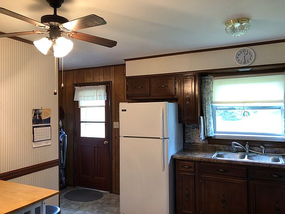 4th image of 210 Country Club Dr