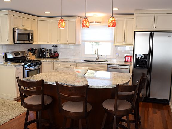 2nd image of 85 Queens Dr