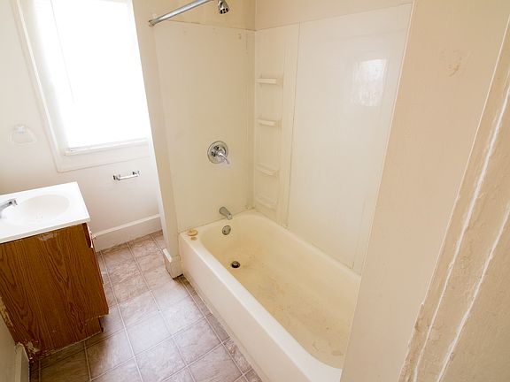 5th image of 1109 N Parker Ave