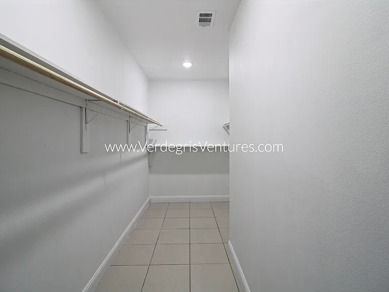 209 E Barron Ave — Photo 8