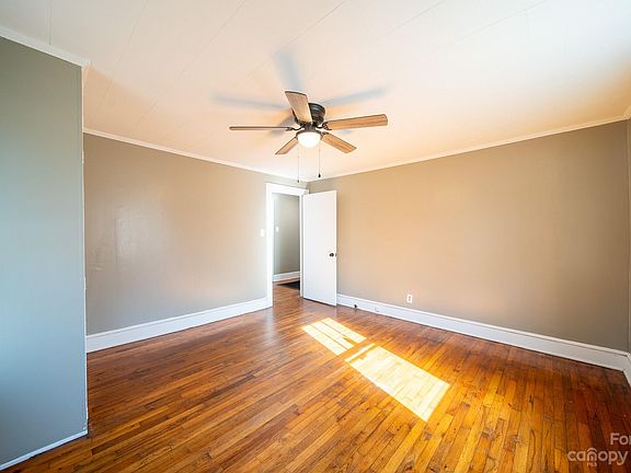 5th image of 135 10th Ave SE