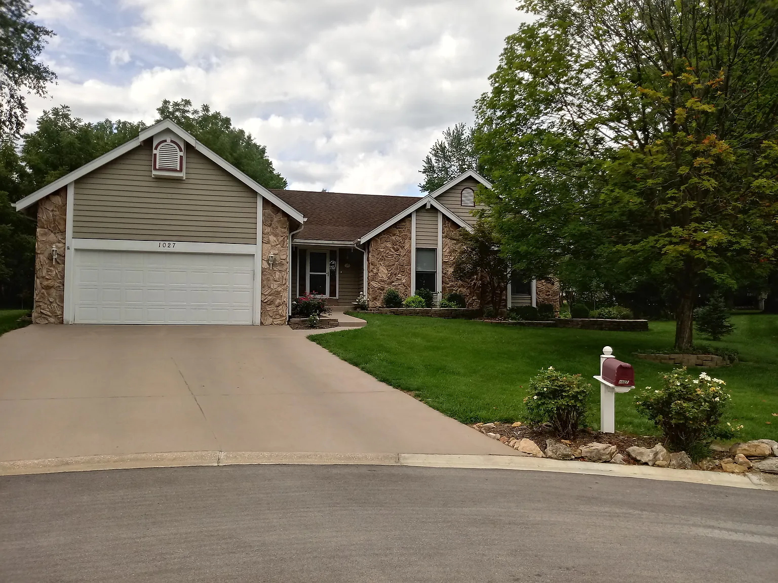 1027 Lafayette Ct photo 1