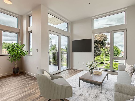 3rd image of 2380 N Killingsworth St #101