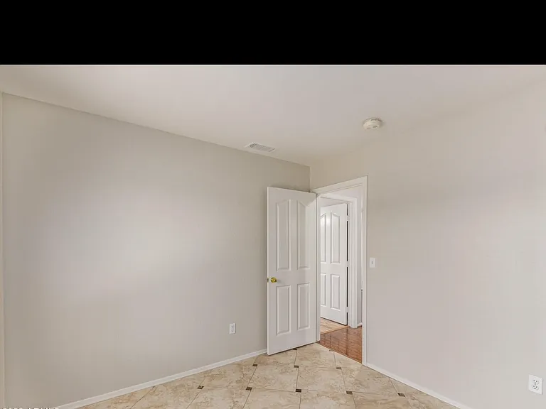 7432 W Aurora Dr — Photo 2