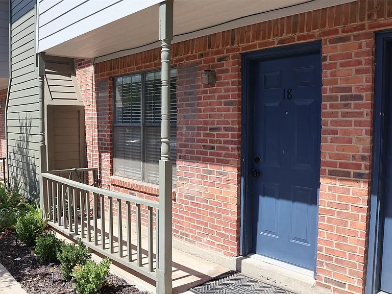 716 W Mulberry St #18 — Photo 1