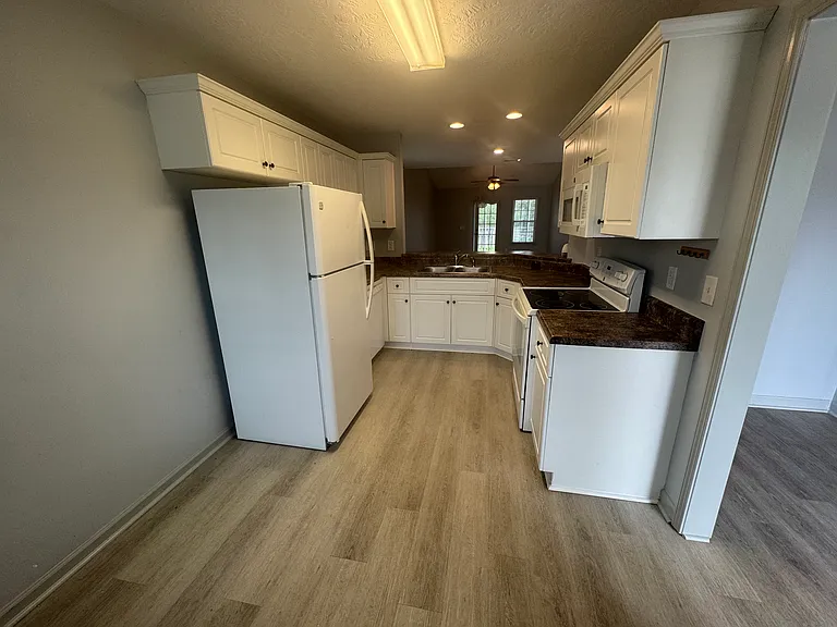222 Sunview Dr — Photo 2