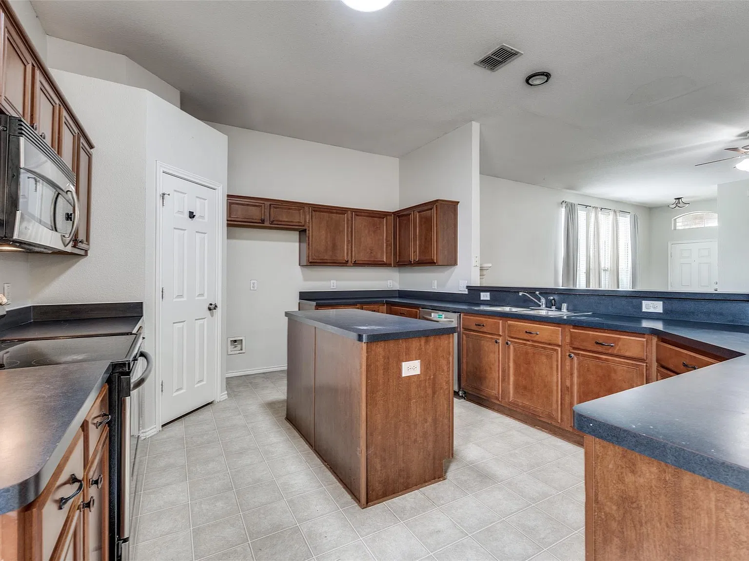 4 bed, 1925 sqft, $2,395 — Photo 3
