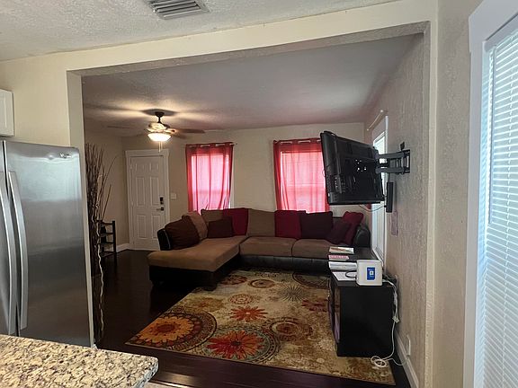 4th image of 733 Green St