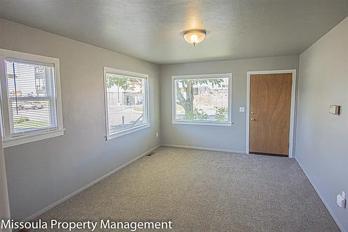 1937 Maple St — Photo 3