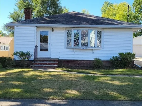 2002 12th St SW, Akron, OH 44314