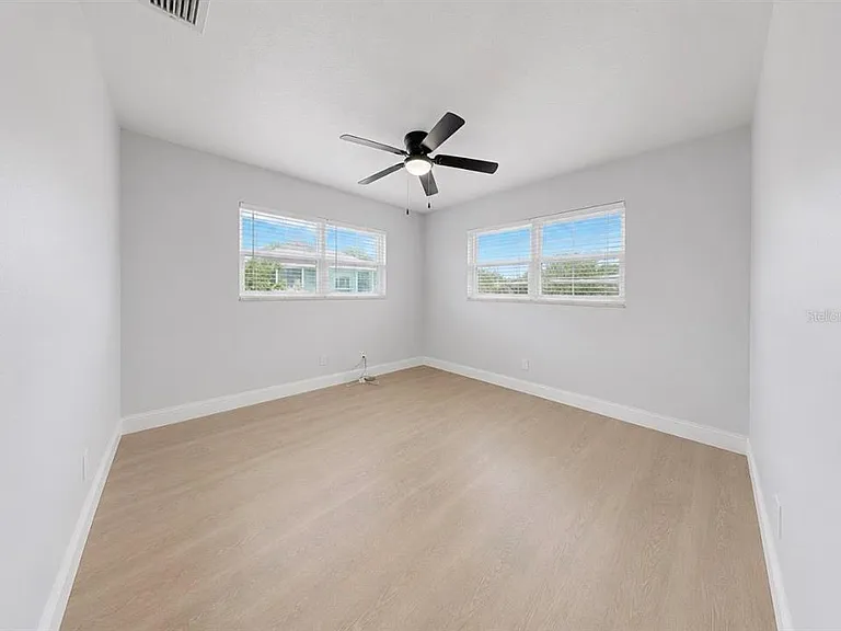 4931 Victoria Dr — Photo 16