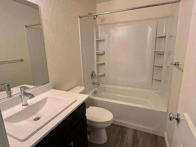 Bathroom 2 - view 2