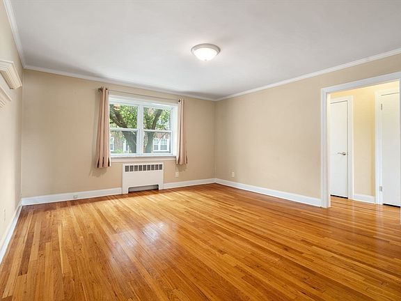 5th image of 19 Alton Ct APT 1
