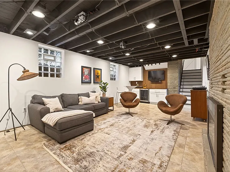 330 Kilbourn Rd — Photo 30