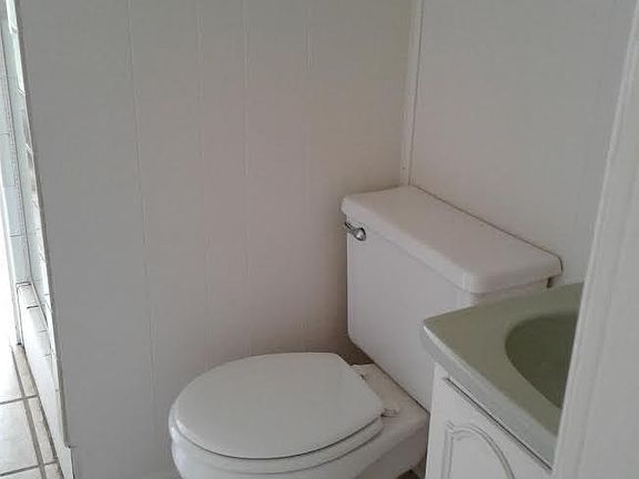 second bath with shower