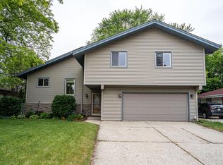 5735 S 42nd St, Greenfield, WI 53221
