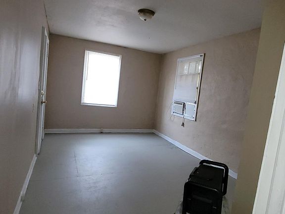 3rd image of 2972B Hillcrest Ave