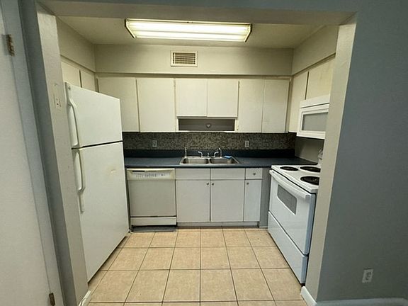 5th image of 3050 Belden St #10