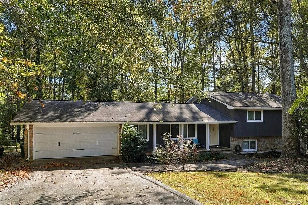 4 bed, 3.0 bath, 4774 sqft, $4,200 — Photo 2