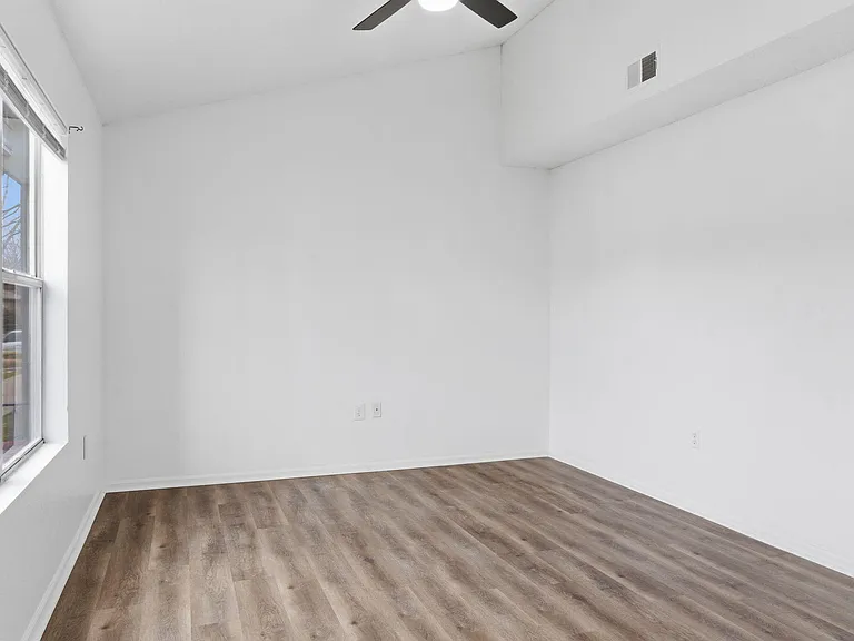 1447 E Oakwood Ln — Photo 7