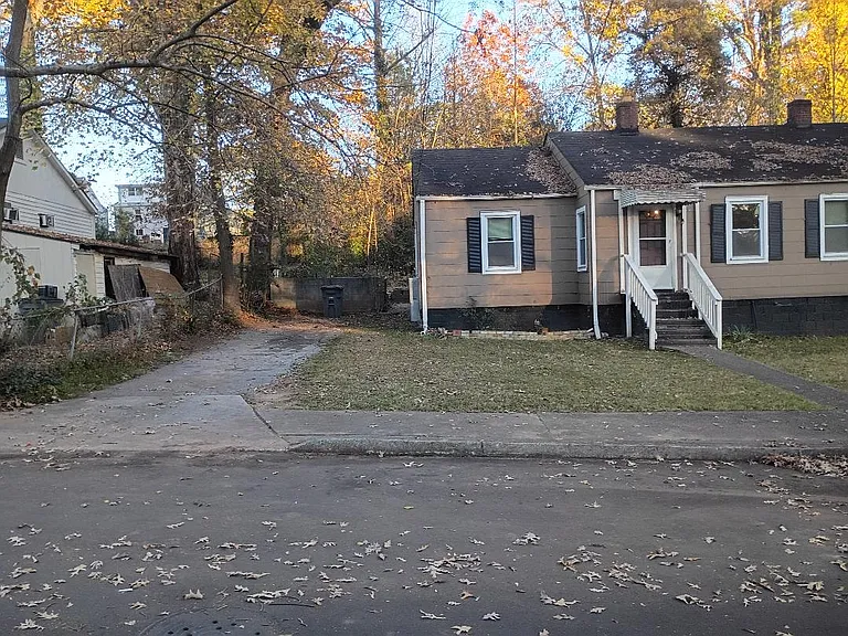3282 Russell St — Photo 1