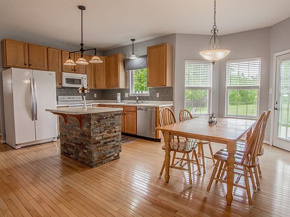 3rd image of 122 Olivine Cir