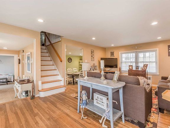 4th image of 12 Maywood Pl