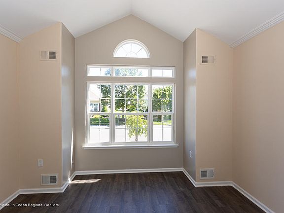 5th image of 36 Devereux Dr