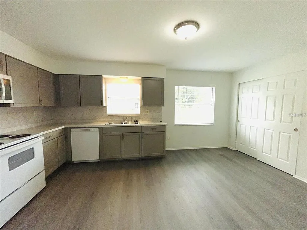 3 bed, 1.0 bath, 1064 sqft, $1,660 — Photo 4