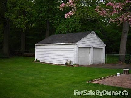 Uattached 23 x 20 oversized garage