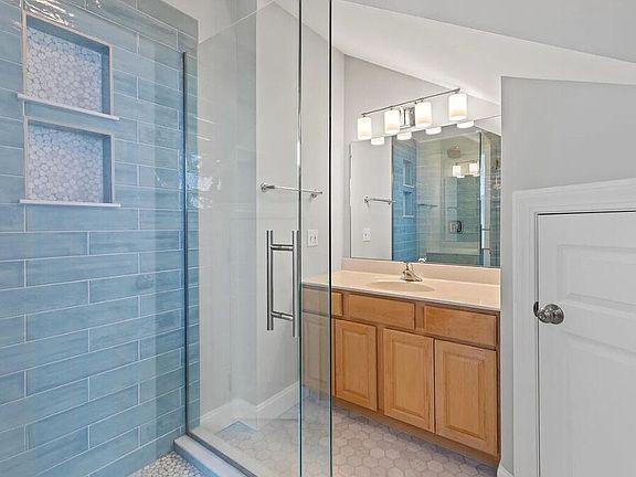4th image of 189 E Grand Ave #4