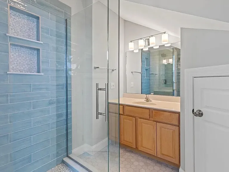 189 E Grand Ave #4 — Photo 4