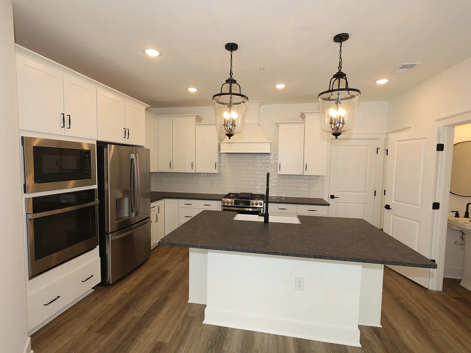 3 bed, 2.5 bath, 1619 sqft, $3,249 — Photo 4