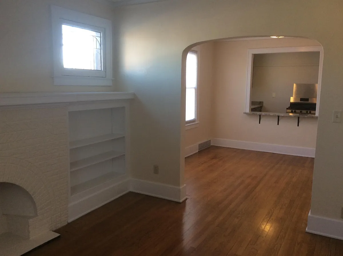 Living room, dining room, Kitchen - 998 Nottingham Rd