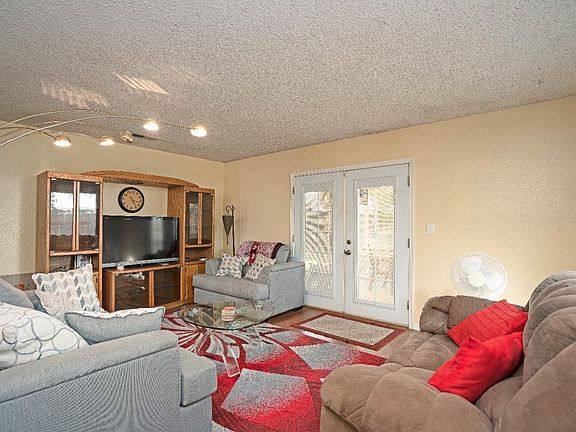 5th image of 918 E Cinnamon Dr