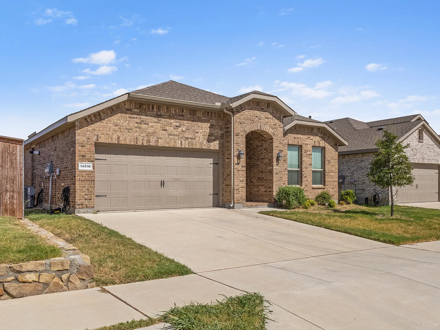 4 bed, 2014 sqft, $2,800 — Photo 2
