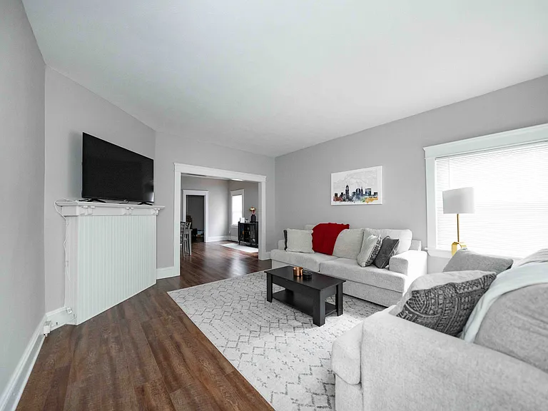 1374 Gladys Ave — Photo 2