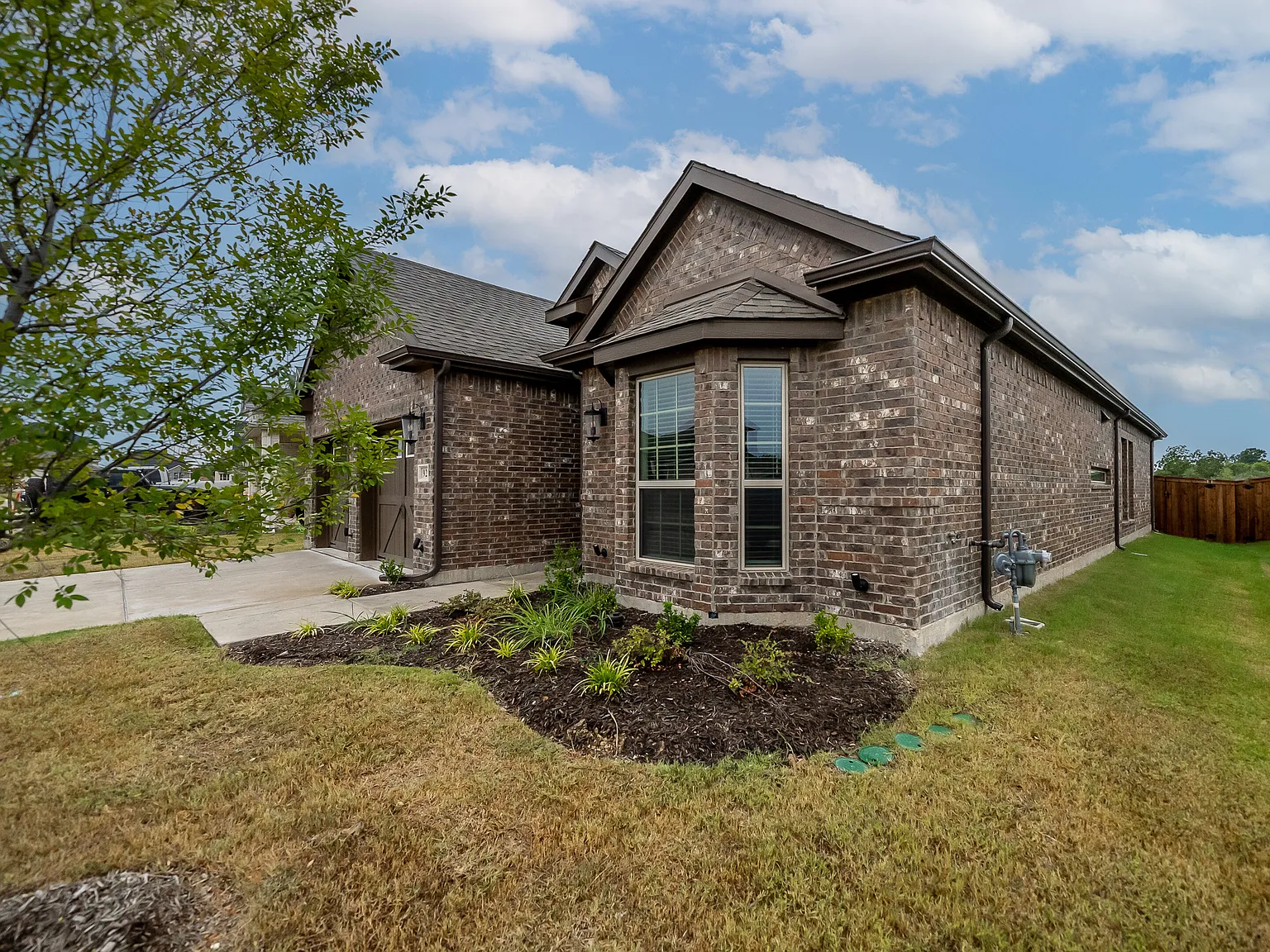 925 Baybrook Ln — Photo 3
