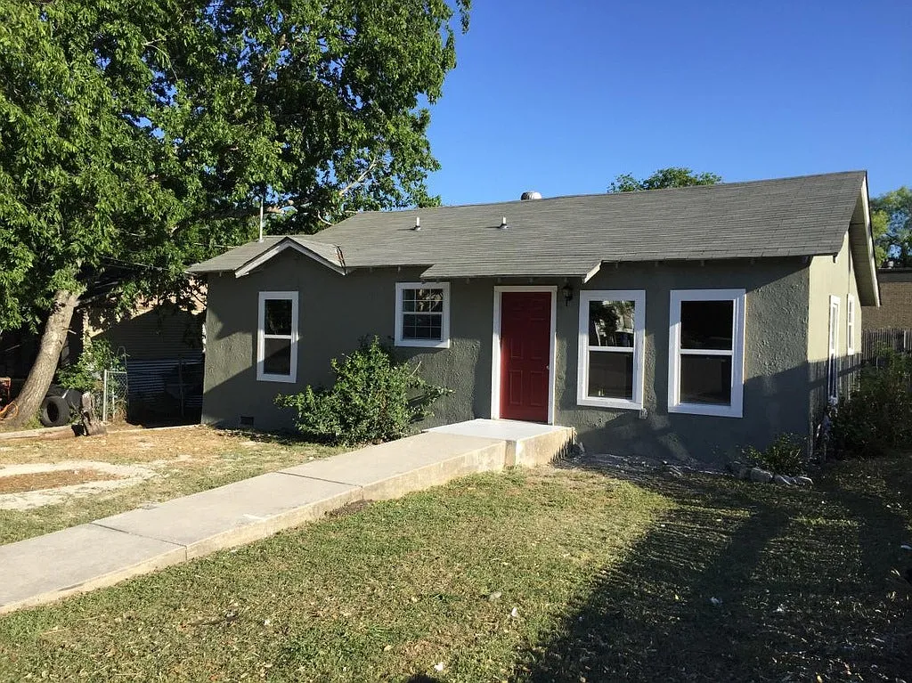 710 Poinsettia Street — Photo 2