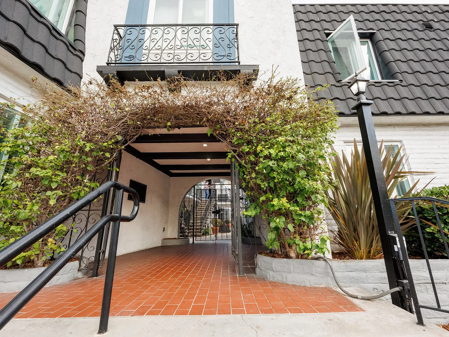 Monterey Villa Apartments — Photo 4