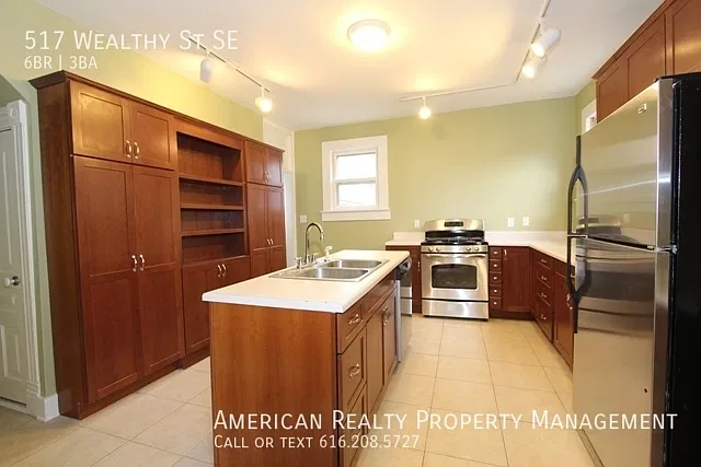 6 bed, 2.5 bath, 2694 sqft, $3,200 — Photo 3