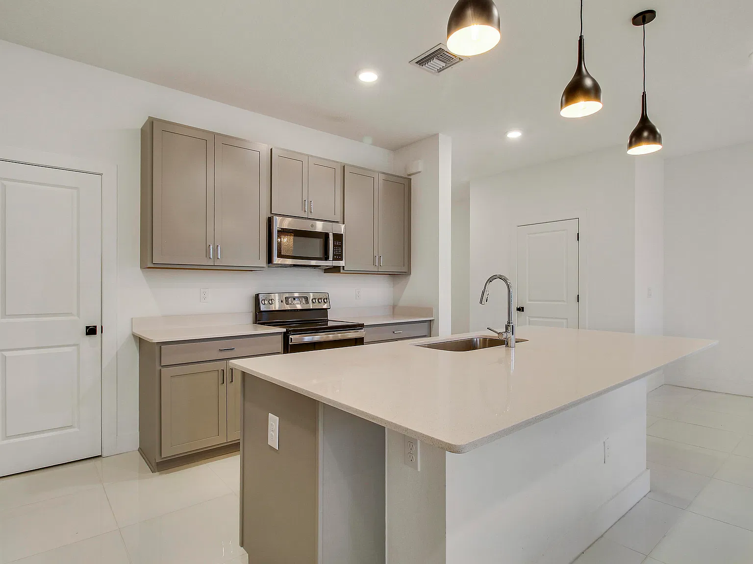 3 bed, 2.5 bath, 1974 sqft, $2,800 — Photo 4