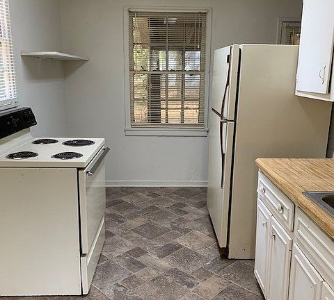 2nd image of 2413 Oxford Dr