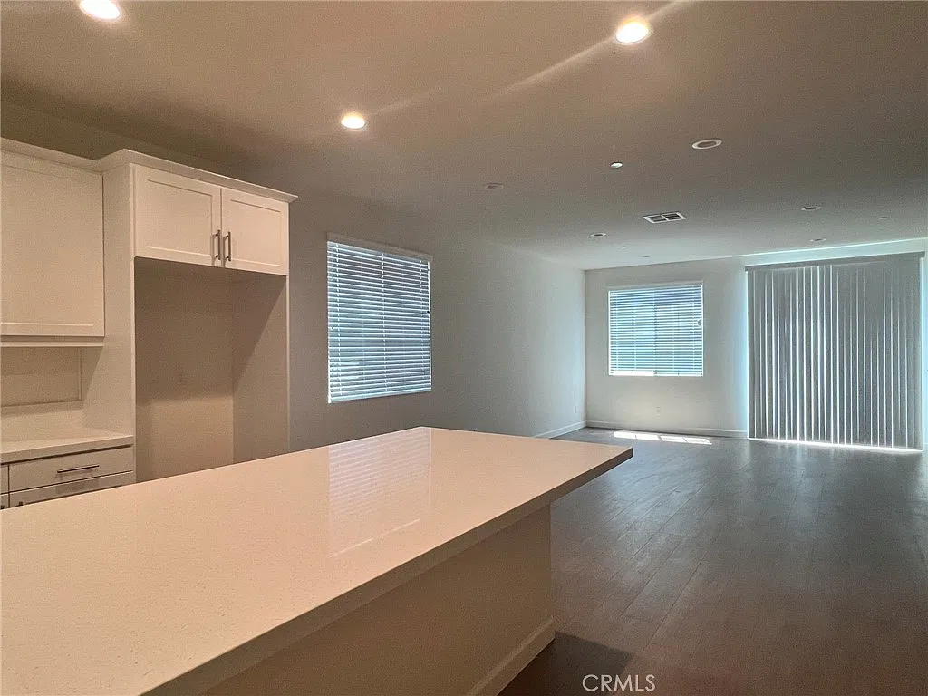 4 bed, 2144 sqft, $3,095 — Photo 4