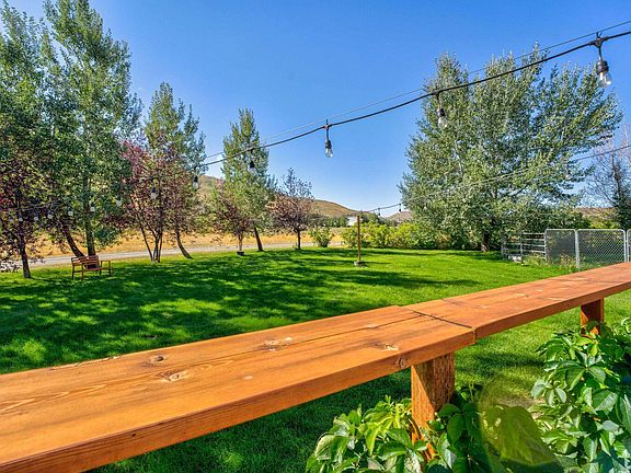 3rd image of 93 Pioneer View Dr