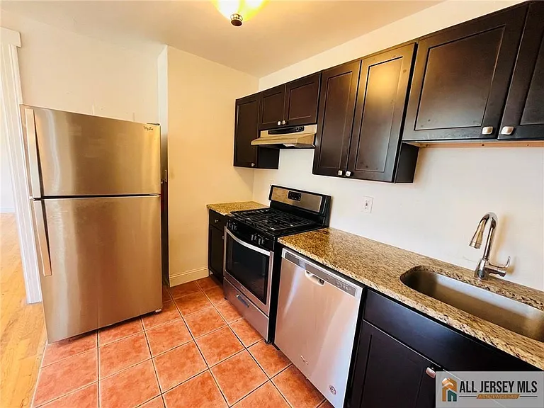 17 Elm Ct #D — Photo 3